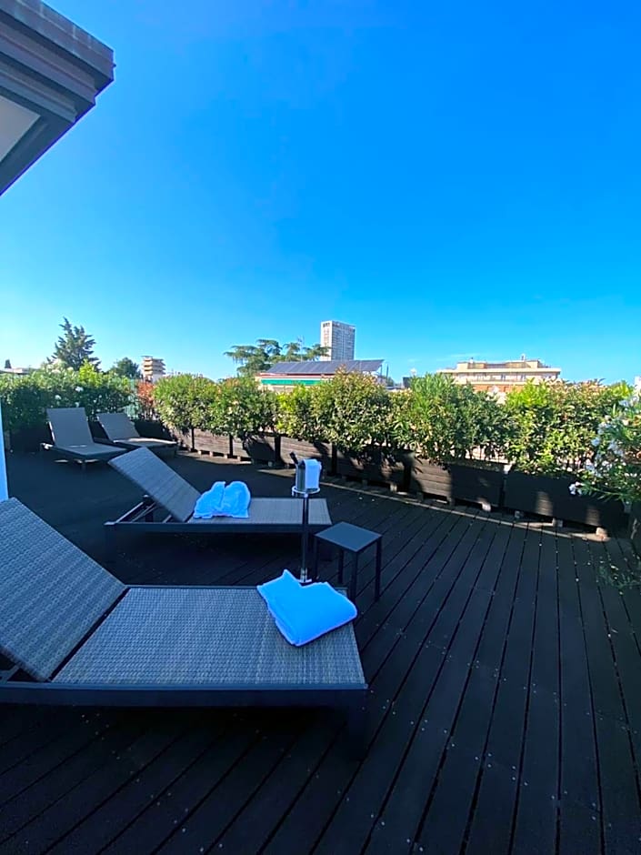 Card International Hotel