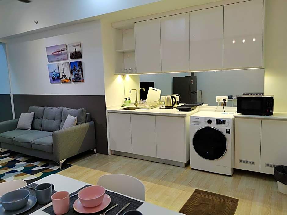 REVO at AURORA PLACE, Pavilion 2, 5 Minutes To AXIATA ARENA BUKIT JALIL FREE WIFI by De Harlequins Guesthouse
