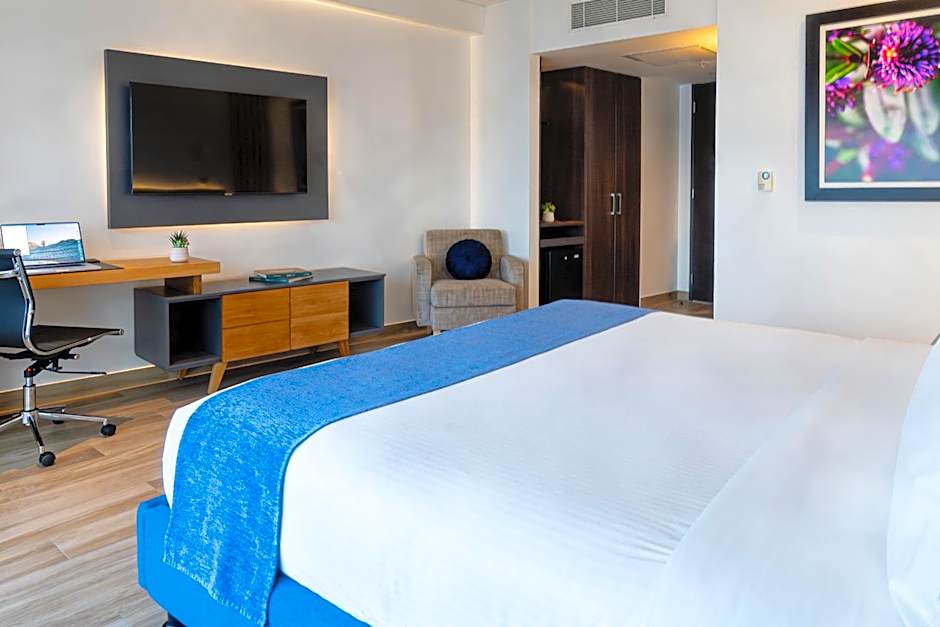 Wyndham Guayaquil, Puerto Santa Ana