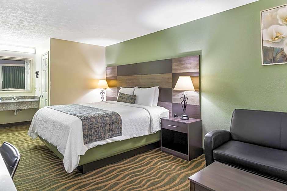 Photo 1 of 3 of 1 King Bed, Nonsmoking