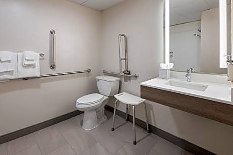 Standard Queen Room with Two Queen Beds and Mobility Accessible Tub