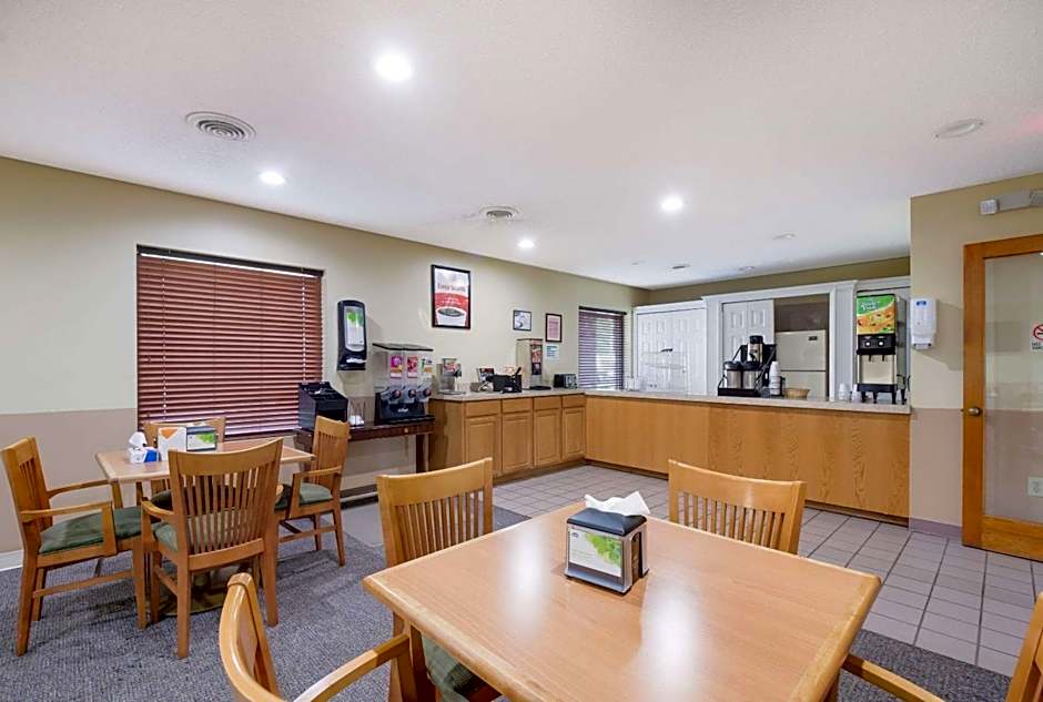 Econo Lodge Inn & Suites East