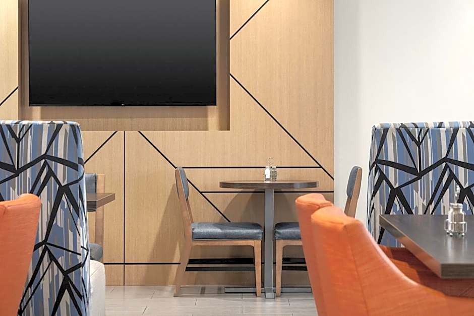 Holiday Inn Express & Suites Vaughan Southwest By IHG