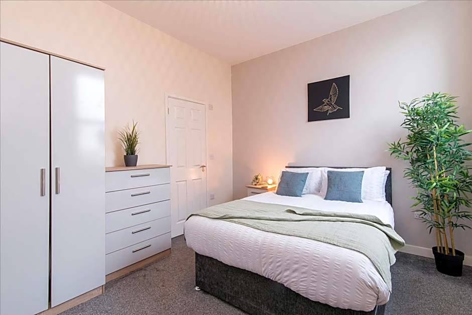 cheerful double en-suite room with free wifi