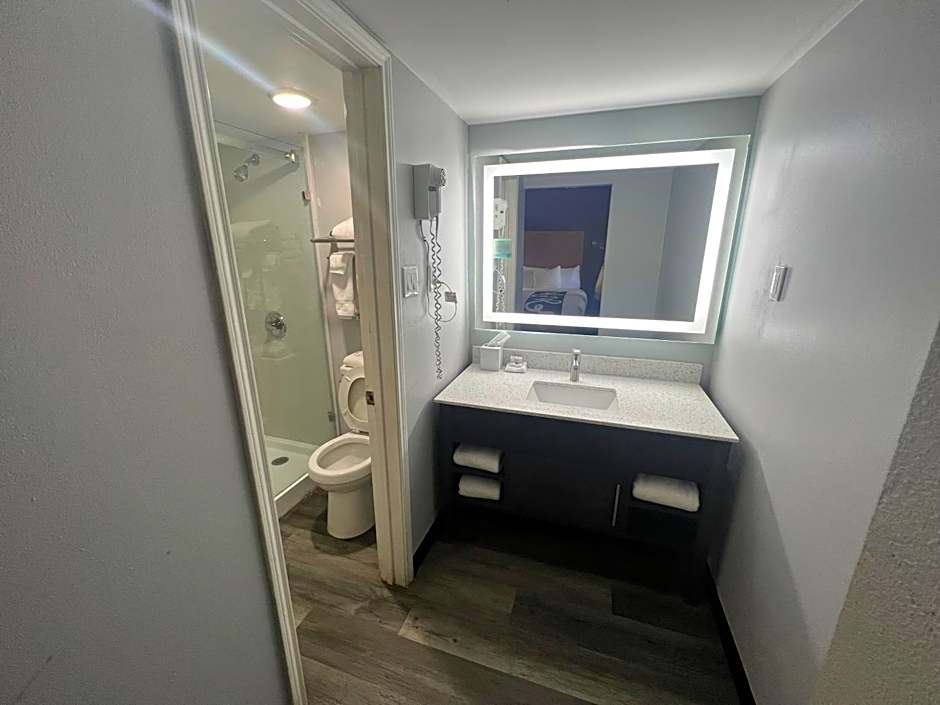 La Quinta Inn & Suites by Wyndham Mid-City