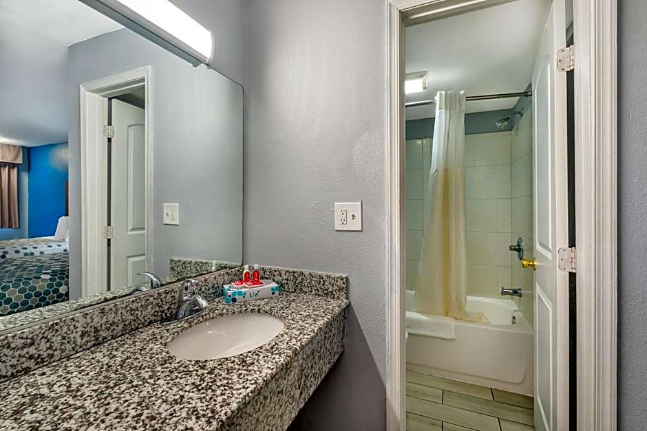 Econo Lodge Inn & Suites I-64 & Us 13
