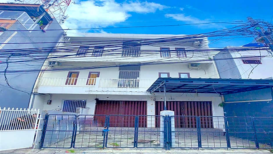 Guesthouse Natasya Priok by Linkara