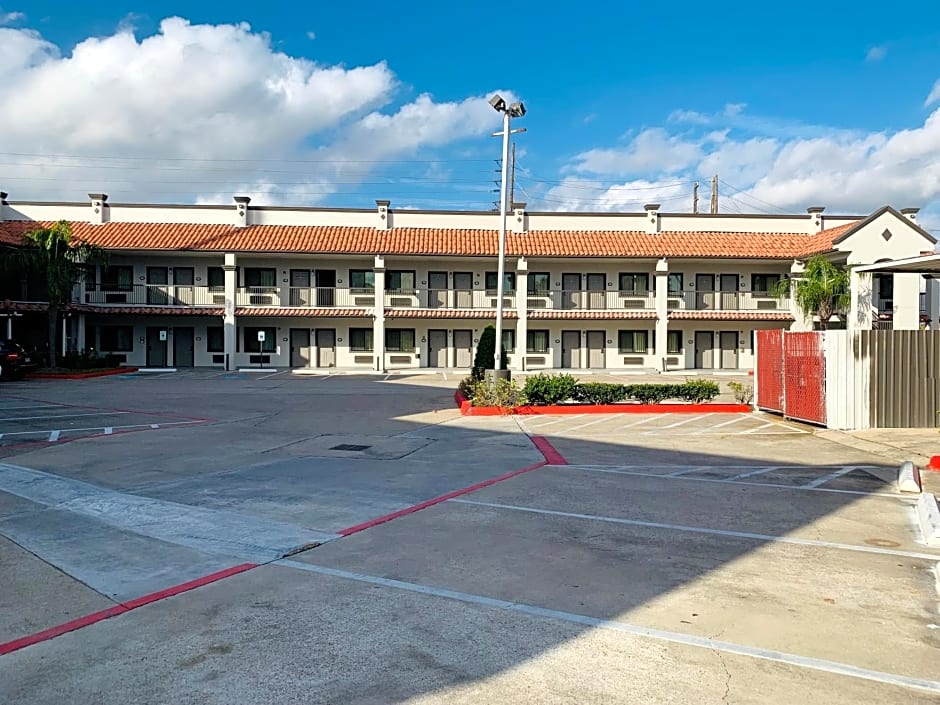Island Suites Hobby Airport