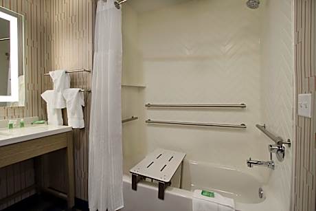 2 Queen Standard Comm Accessible Tub
