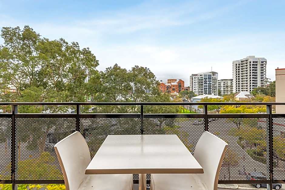 Apartment with City Views in East Perth
