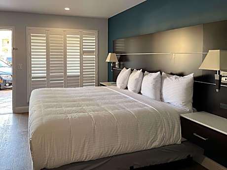 1 King Bed | Mobil Acc RI Shwr Nsmk Kitchen