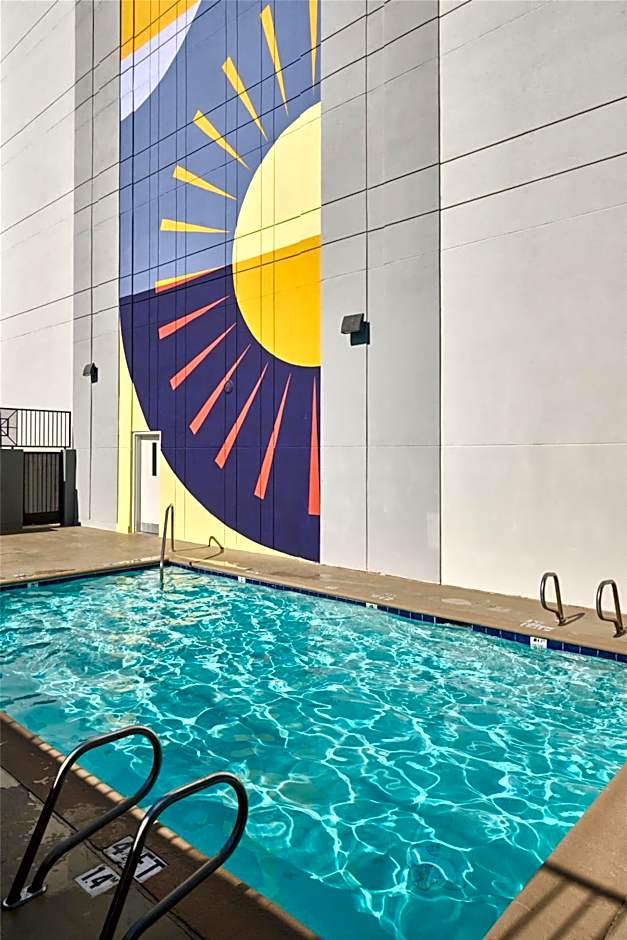 Hotel Zessa Orange County Airport, a DoubleTree by Hilton