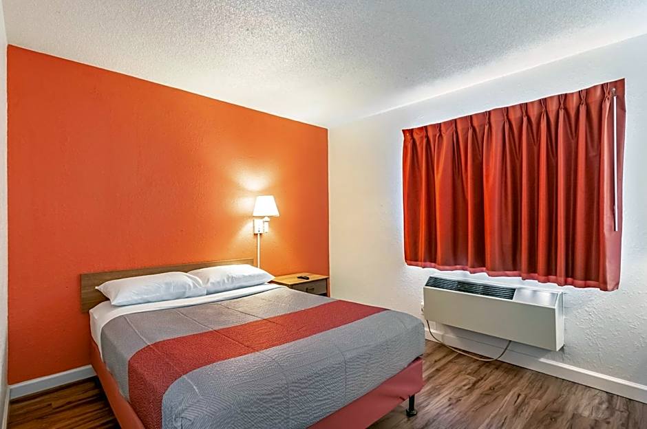 Motel 6 Naperville