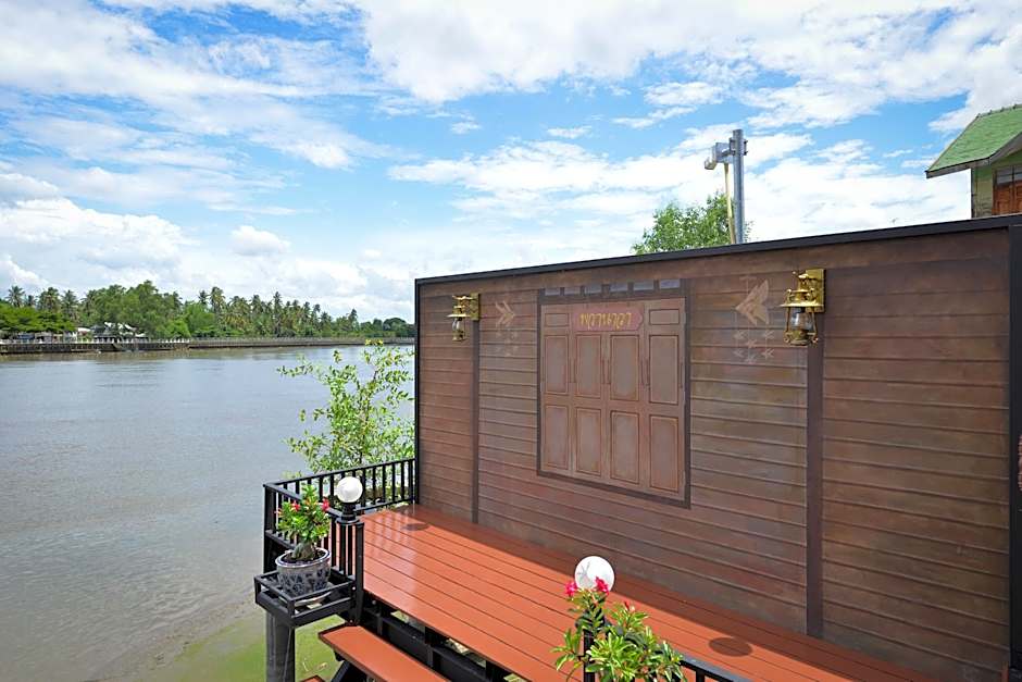 Amphawa Riverfront Hotel