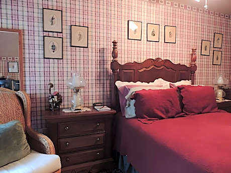 The Library Room #6-Queen-Private Bathroom-Deluxe-Woodland view