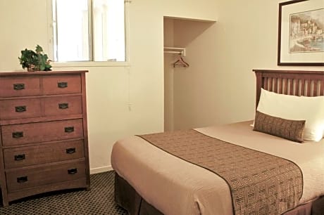 Two Bedroom with Queen Bed and Double Bed - No View