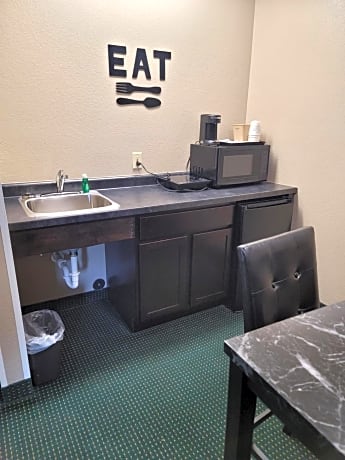 Deluxe King Studio Suite - Non-Smoking