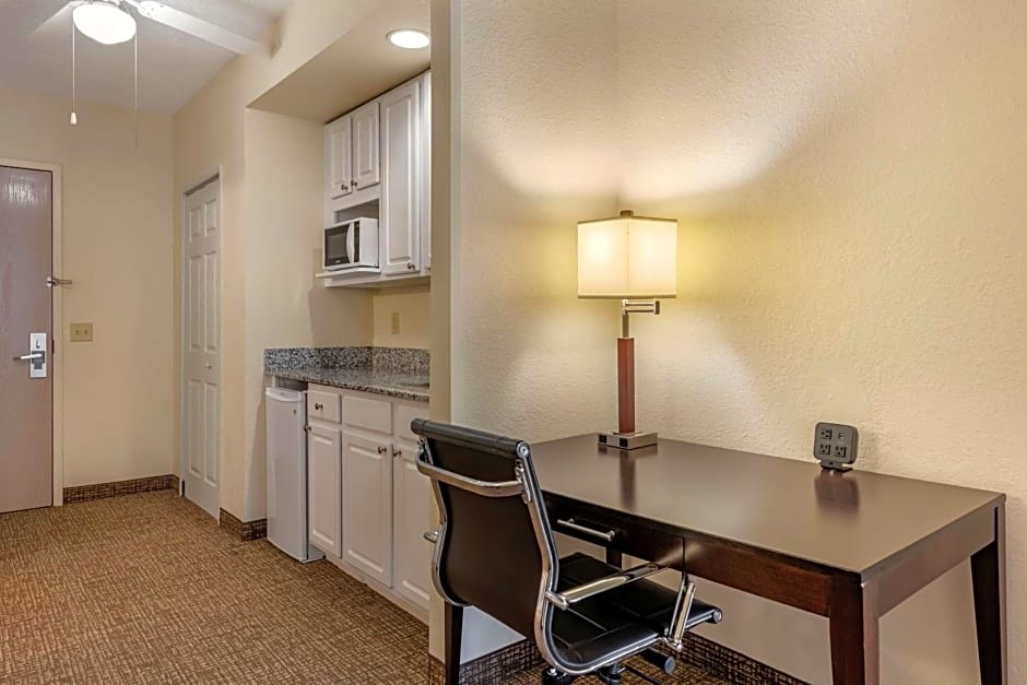 Comfort Suites Maingate East