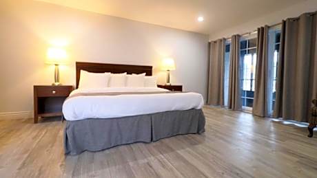 King Suite with Jacuzzi (Lake View)