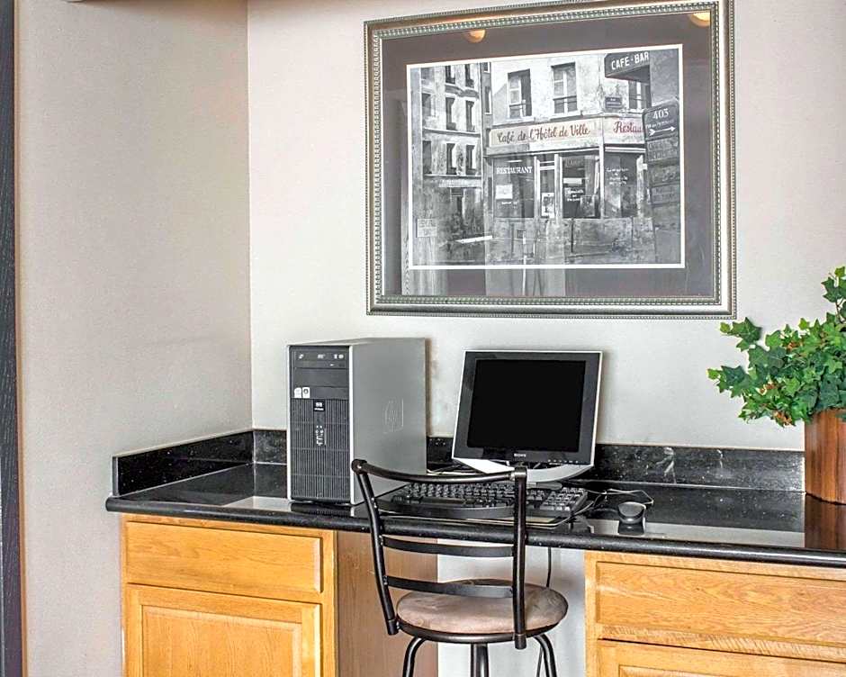 Econo Lodge Ames – Ames, IA