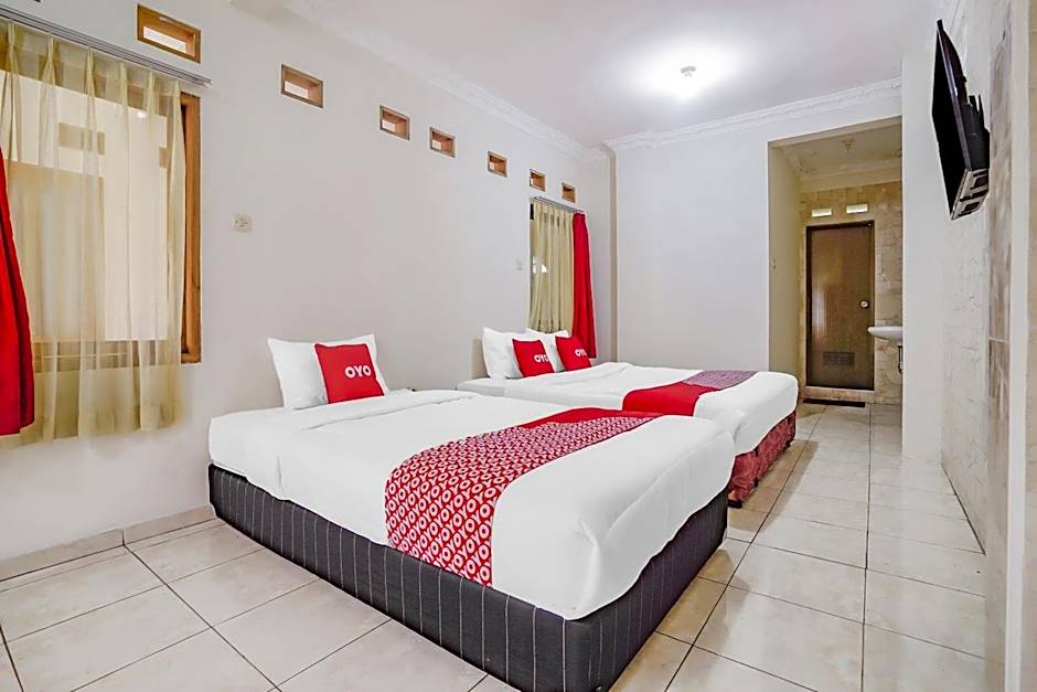 OYO Life 90035 Merci Club