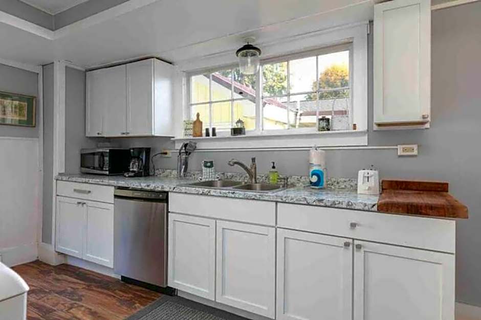 Walk To Parks, Dining & Lake! Game Room! Hot Tub!