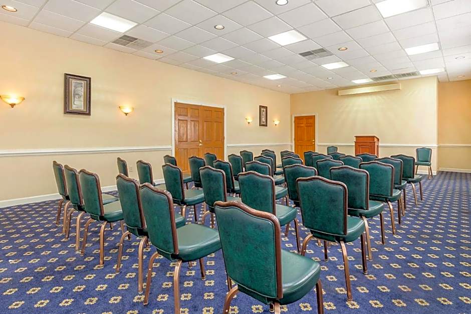 Red Roof Inn & Suites Newport News