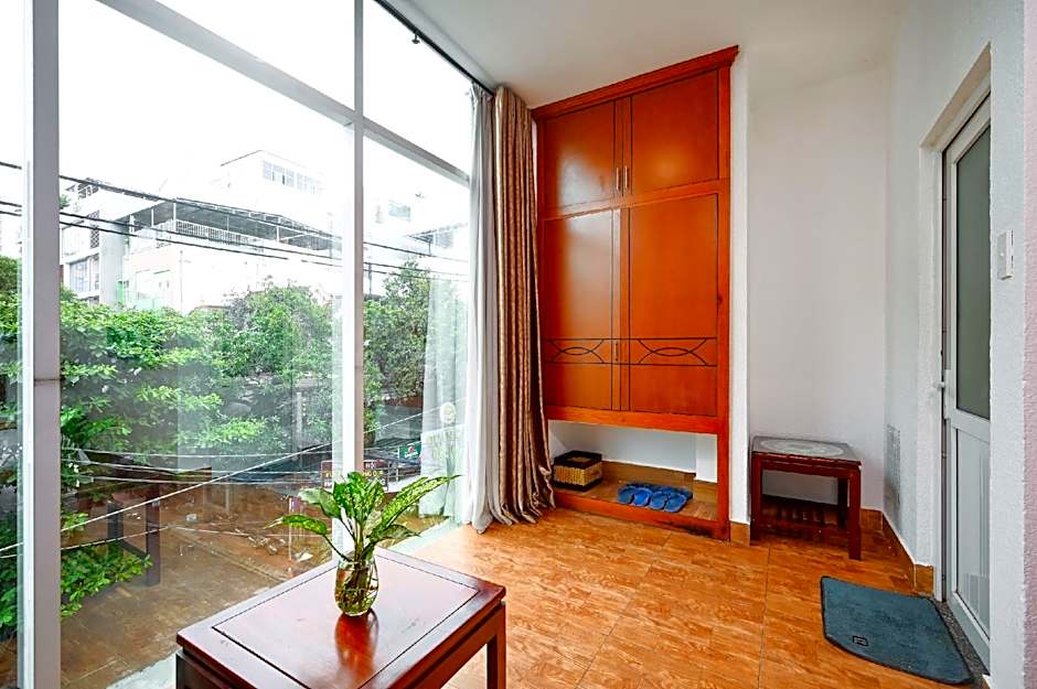 Queen Hotel Saigon Airport