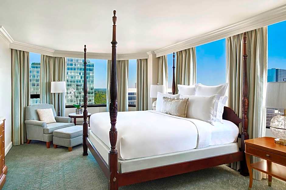 Photo 1 of 3 of 1 Bedroom 1 King Bed Suite, Corner, Skyline View
