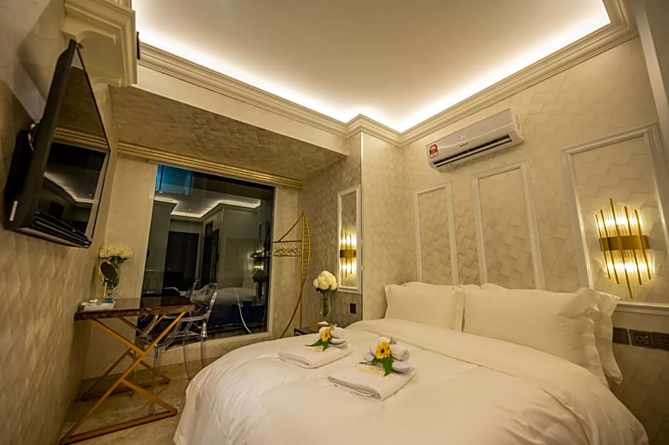 A Residence @ Between Hilton & Cititel Hotel