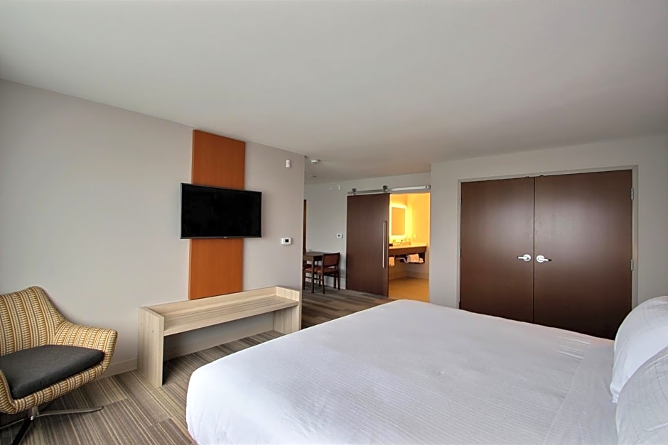Holiday Inn Express & Suites Fond Du Lac By IHG