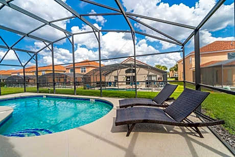 Home four bedrooms with private pool