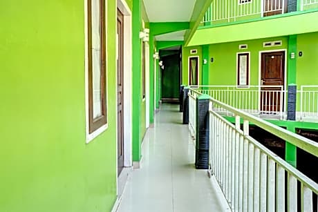 OYO Life 92919 Kost Wijaya Kusuma Lake Syariah