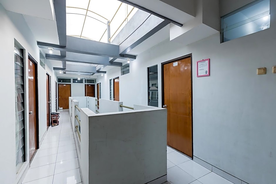 Super OYO 1516 Cemara Gading Syariah