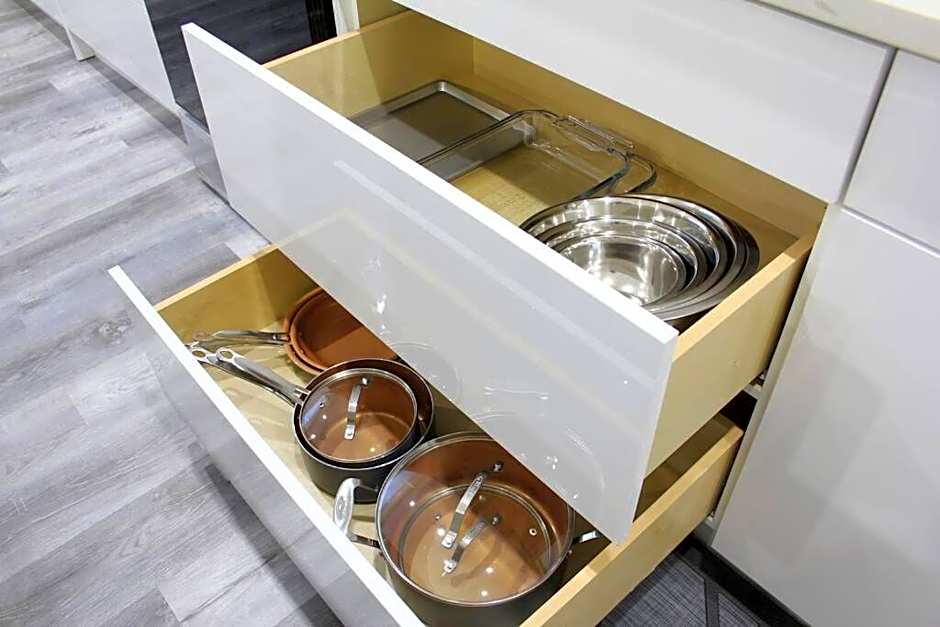 Executive Bsmt Suite, King Bed, 5 min to DT & Whyte Ave, Sleeps 6!