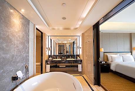 Suite Room with Jacuzzi and Minibar