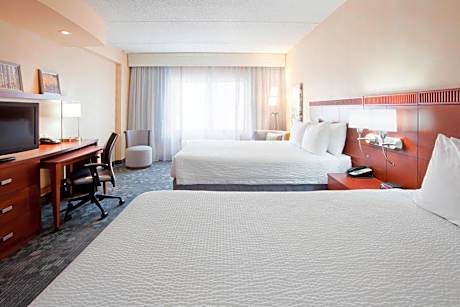 Queen Room with Two Queen Beds and Adapted Tub - Mobility Accessible