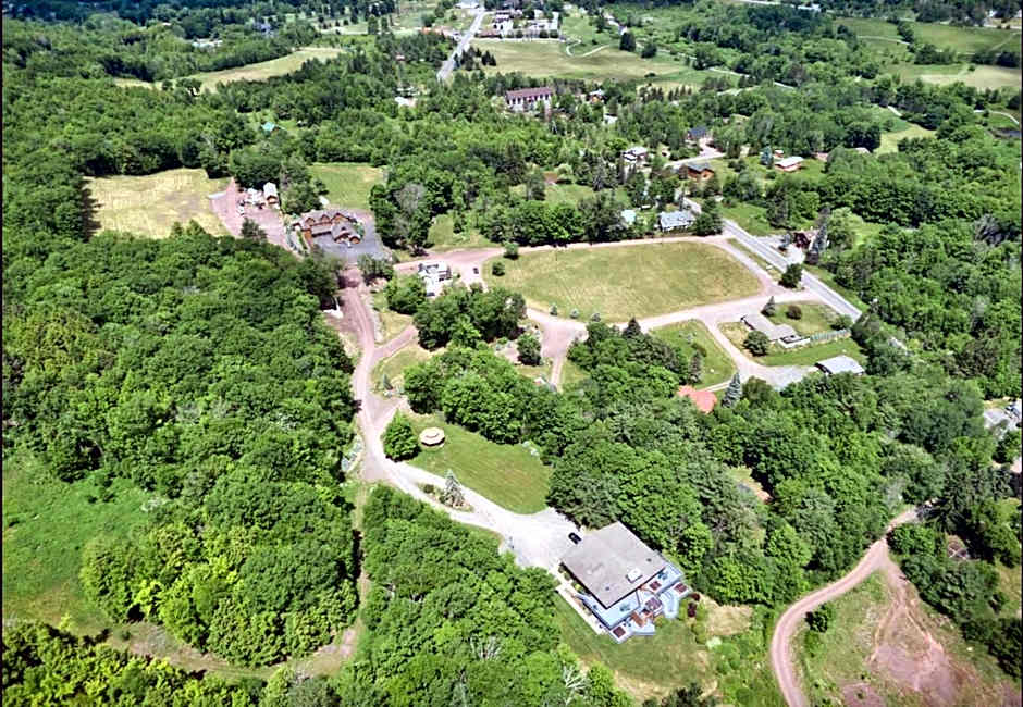 The Haüs Windham - Luxury Suites, Hot Tub, Mountain Views!