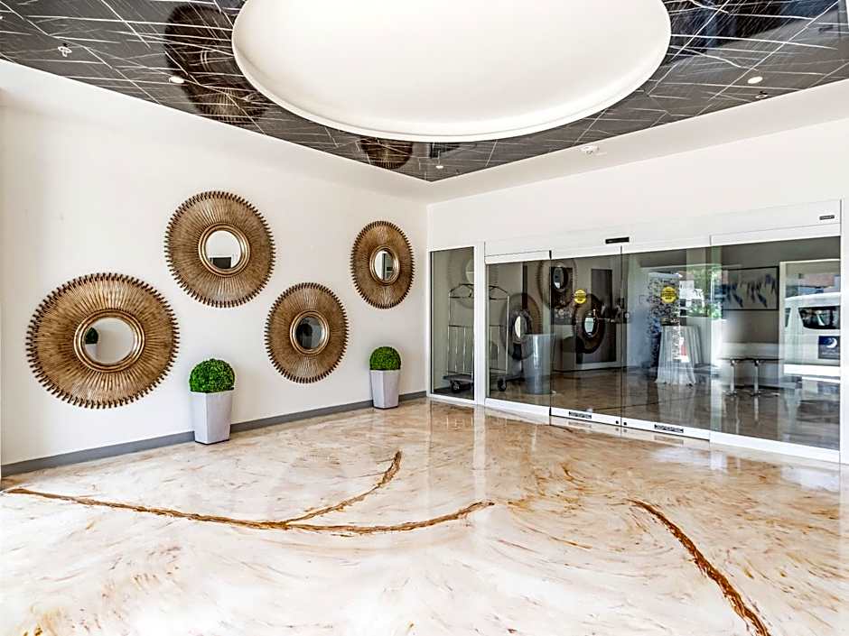 Hotel Mesaluna Short & Long Stay