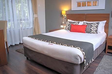 One-Bedroom Deluxe Queen Apartment - Non-Smoking