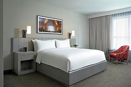 Classic King Mobility- and Hearing-Accessible Guest Room With Tub
