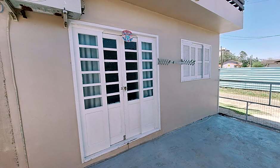 KITNET S2 em TORRES-RS - Na mais bela praia Gaúcha - Cozinha - Banheiro - Ar condicionado - TV smart 32' - Wi-Fi - Estacionamento - Anfitriã Superhost no BnB