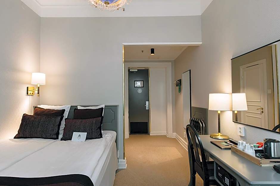Crystal Plaza Hotel