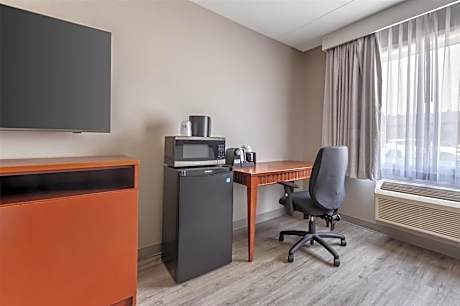 2 Queen Beds Non-Smoking First Floor Refrigerator Wi-Fi Full Breakfast