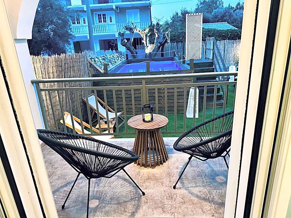 Royal Jelly Suites - Renovated Suites with Pool Just 5 Minutes walk from the Beach By Villa Mana Gers