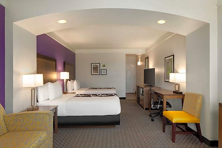 La Quinta Inn & Suites by Wyndham Arlington North Six Flags Drive