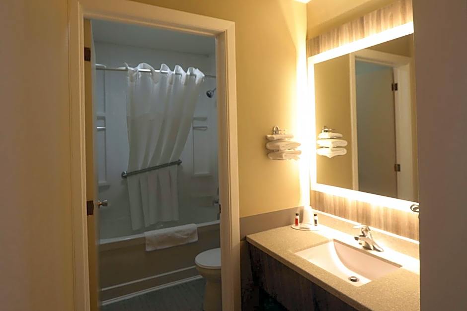 Super 8 by Wyndham Hearst ON