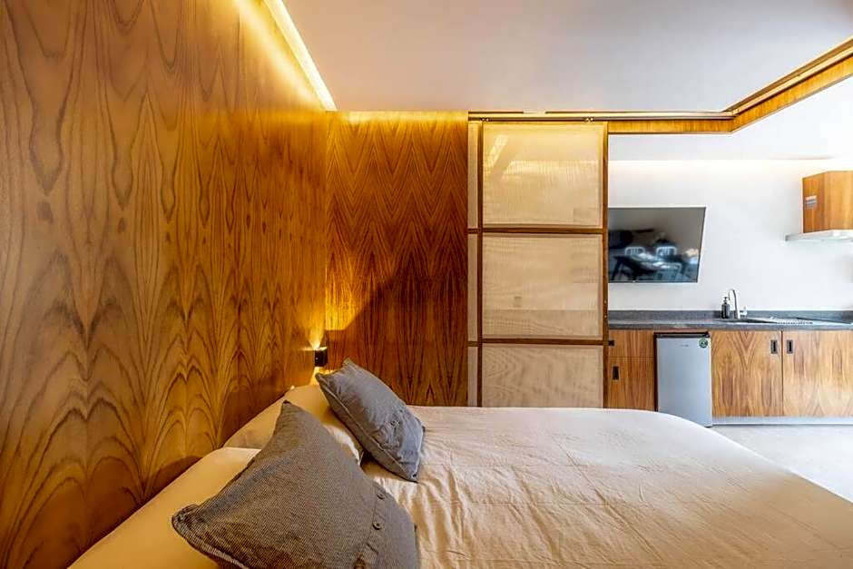 L304 Studio apt 2Bdrm 1bath Fits 6 AC Rooftop