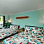 Heated Pool, Huge TV, Waterfront Tiki Bar & Grill, Close to Beaches