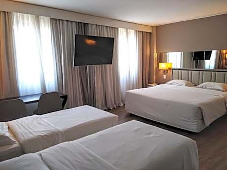 Deluxe Family Room